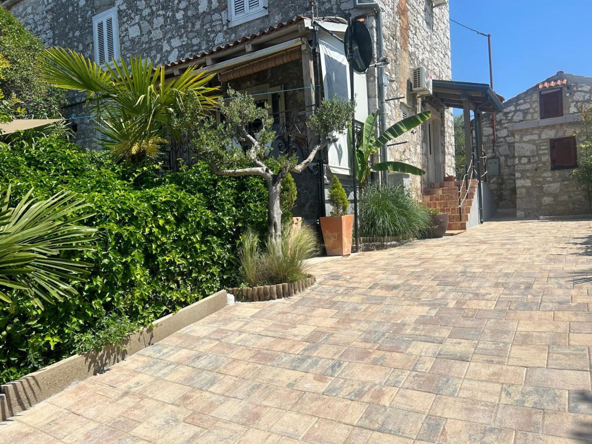 Stone House Chiara Seaview Apartment Funtana Bagian luar foto